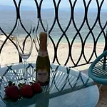 Lägenhet Fronte Mare - Sea Front Luxury With Private Patio *